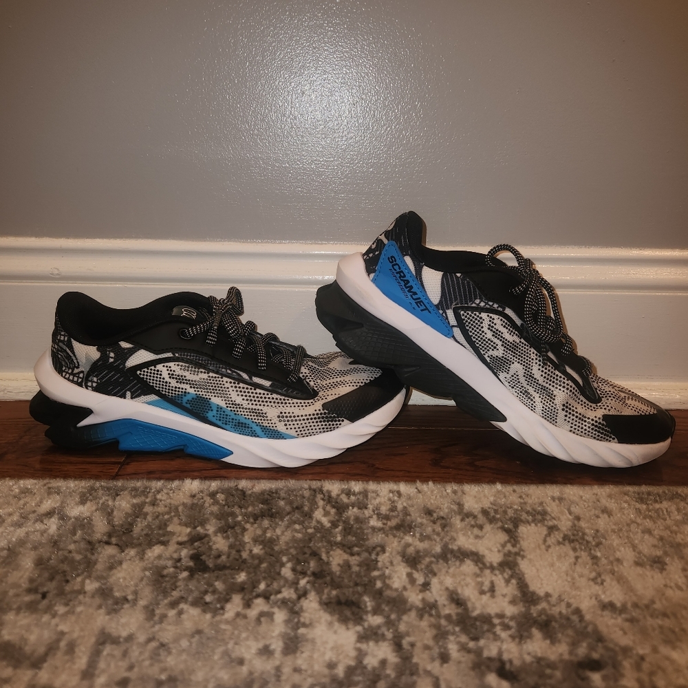 Under armour sramjet shoes. 6 youth. Only worn a few times.
